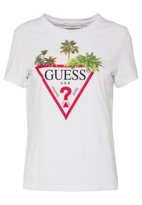 Bílý bavlněný tričko s krátkým rukávem, které obsahuje barevné grafiky palmových stromů a červený trojúhelníkový logo design se jménem značky "GUESS."