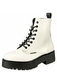 Weiße Lederstiefelette mit schwarzen Schnürsenkeln und einer stabilen schwarzen Gummisohle, mit einer Zuglasche hinten und dezentem Branding an der Seite.