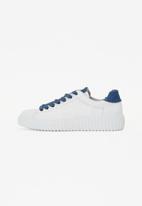 Adidași albi cu vârful rotunjit. Dispune de o talpă albă texturată și șireturi albastre. Limba și tocul sunt accentuate cu denim albastru.