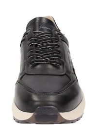 Schwarzer Ledersneaker mit abgerundeter Zehenpartie, weißer Sohle und kontrastierenden grauen Schnürsenkeln. Mit gestickten Akzenten und gepolstertem Schaft.