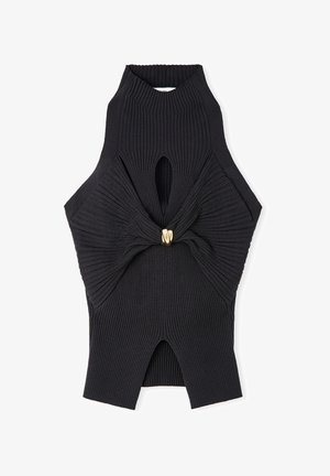 Zwart geribd gebreid haltertop met een centrale sleutelgat en gedraaide voorkant, bevestigd met een gouden gesp.