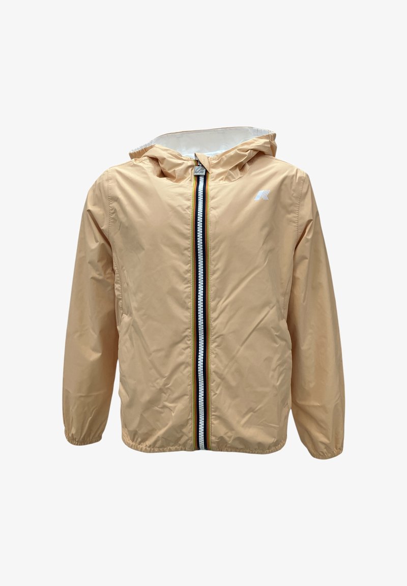 Giubbotto impermeabile beige chiaro con cappuccio, dotato di una cerniera frontale con strisce nere e bianche. Texture liscia, senza tasche né decorazioni.