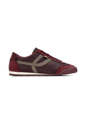 Zapatilla de perfil bajo en cuero rojo oscuro y marrón con paneles texturizados, rayas beige en el lateral y cordones y suela a juego en rojo oscuro.
