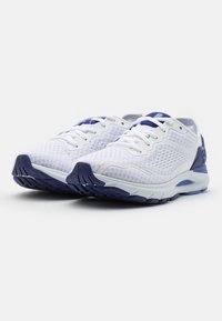 Lichte hardloopschoenen gemaakt van een witte mesh bovenkant, met blauwe accenten, gestructureerde zool, gestroomlijnde vorm en vetersluiting.