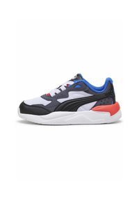 Sneaker sportivo con una tomaia in mesh bianco, sovrapposizioni sintetiche nere e grigie, dettagli blu nel colletto e un tallone rosso. Presenta una suola bianca.