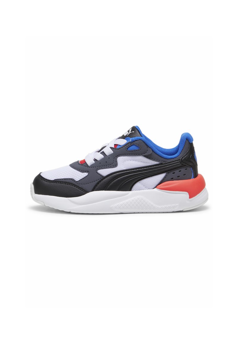 Sneaker sportivo con una tomaia in mesh bianco, sovrapposizioni sintetiche nere e grigie, dettagli blu nel colletto e un tallone rosso. Presenta una suola bianca.