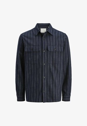 Camicia button-up blu navy in un tessuto texturizzato con righe verticali, dotata di due tasche sul petto, colletto appuntito e maniche lunghe.
