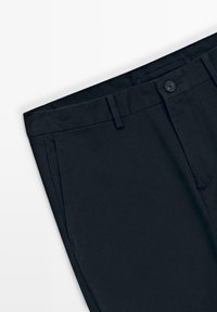 Pantalon bleu marine foncé avec passants de ceinture, bouton à l'avant et poches latérales, posé à plat sur un fond blanc.