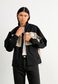 The North Face EASY WIND TRACK JACKET - Ljetna jakna - black/clay grey