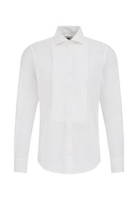 Balts garās piedurknes fraku krekls ar bārkstainu priekšējo paneli, pogu aizdari un klasiskiem smailajiem apkaklīšiem, izstādīts uz balta fona.