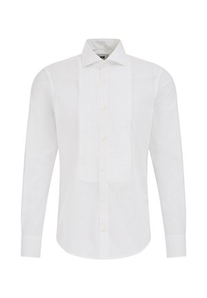 Balts garās piedurknes fraku krekls ar bārkstainu priekšējo paneli, pogu aizdari un klasiskiem smailajiem apkaklīšiem, izstādīts uz balta fona.