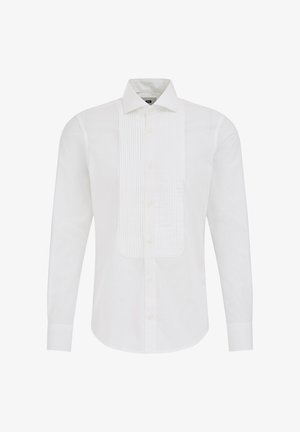 Bijela košulja s dugim rukavima i frakom, s nabranim prednjim panelom, gumbom s prednje strane i klasičnim oštrim kragnom, prikazana na bijeloj pozadini.