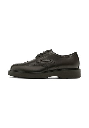 Scarpa nera in pelle con lacci, dettagli brogue, punta arrotondata e suola in gomma. Presenta cuciture decorative lungo i bordi.