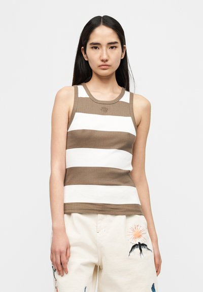 Débardeur côtelé à rayures marron et blanches avec un col rond et un détail logo sur la poitrine, associé à un pantalon ample crème avec broderie.