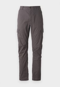 Pantalones cargo grises con corte recto, que cuentan con múltiples bolsillos laterales y costuras reforzadas a lo largo de las piernas. Fabricados con tejido duradero.