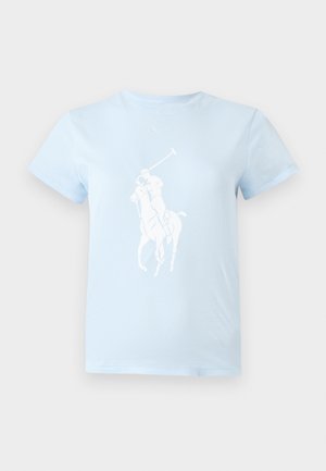 Svijetloplava majica kratkih rukava s bijelom grafikom igrača pola koji jaše konja i drži podignuti maljet sprijeda.