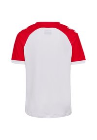 Kortærmet sportstrøje med røde raglanærmer, hvid krop og rund hals, lavet af åndbart stof med glat tekstur.