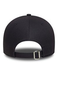 Sort baseball cap med en glat stoffinish, buet skygge og justerbar rem med en metallisk spænde til størrelsesjustering.