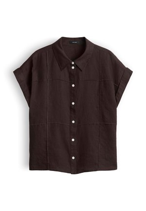 Chemise marron foncé à manches courtes avec boutons blancs, col pointu et coutures visibles verticales et horizontales.