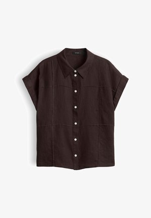 Donkerbruine korte mouwen blouse met witte knopen, een spitse kraag en zichtbare verticale en horizontale stiknaden.