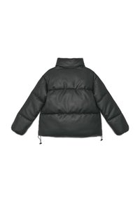 Giubbotto imbottito nero con colletto alto, caratterizzato da una texture liscia in ecopelle, polsini elasticizzati e cordoncino regolabile all'orlo.