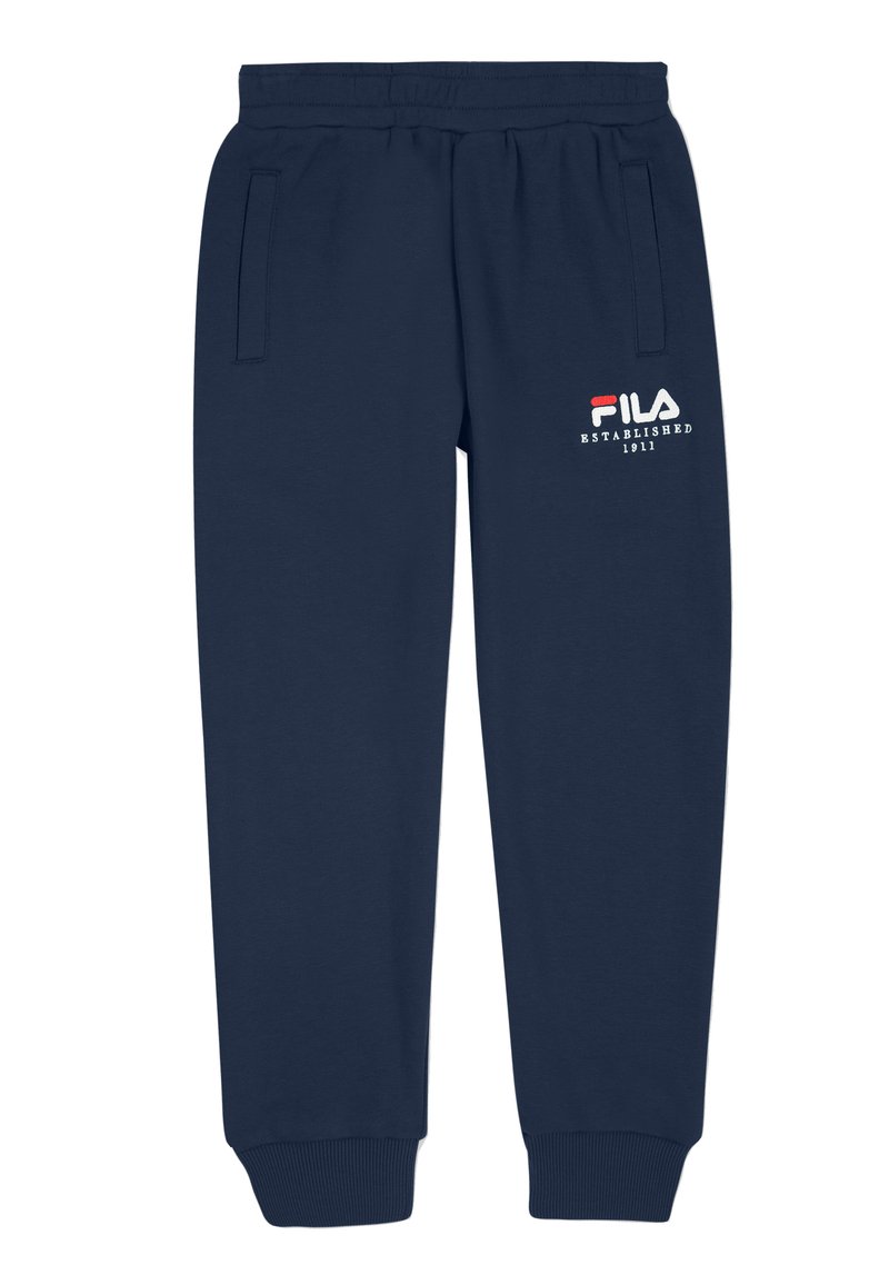 Pantalones deportivos azul marino hechos de tela suave con dos bolsillos laterales. Presentan el logo blanco "FILA" y el texto "ESTABLISHED 1911". Puños elásticos.