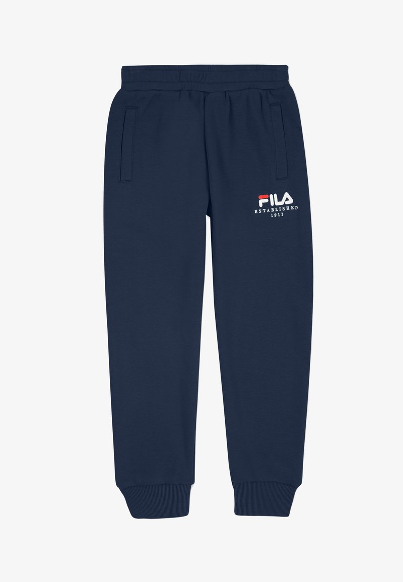 Pantalones deportivos azul marino hechos de tela suave con dos bolsillos laterales. Presentan el logo blanco "FILA" y el texto "ESTABLISHED 1911". Puños elásticos.