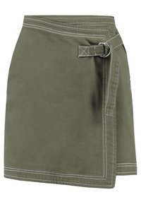 Olivově zelená zavinovací sukně z pevné látky, s viditelným bílým prošitím, zapínáním na přezku a čistým, elegantním střihem.