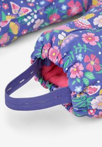 I guanti imbottiti colorati presentano un motivo floreale viola, una morbida fodera rosa e cinturini in tessuto con fori per la regolazione.