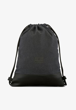 Sac à dos à cordon en tissu gris foncé, avec une base en cuir noir et un petit logo embossé. Surface lisse avec une texture durable.