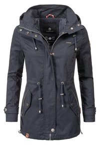 Nepromokavá námořnicky modrá bunda s kapucí, předním zipem, stahováním v pase a bočními kapsami. Má proužkovanou vnitřní podšívku a kovové detaily.