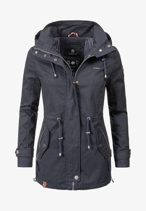 Marineblauwe waterdichte jas met capuchon, ritssluiting aan de voorkant, trekkoord in de taille en zijzakken. Heeft een gestreepte binnenvoering en metalen accenten.