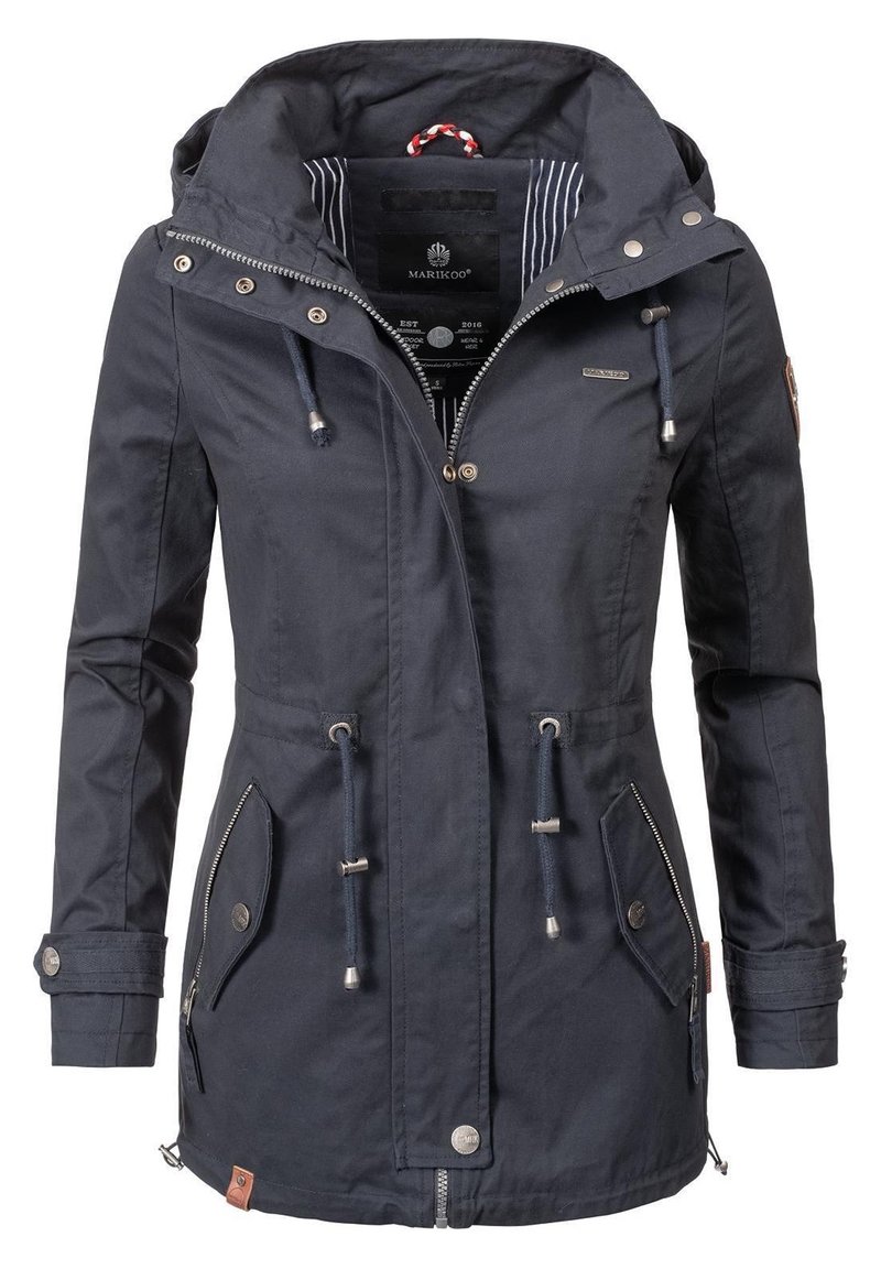 Nepromokavá námořnicky modrá bunda s kapucí, předním zipem, stahováním v pase a bočními kapsami. Má proužkovanou vnitřní podšívku a kovové detaily.