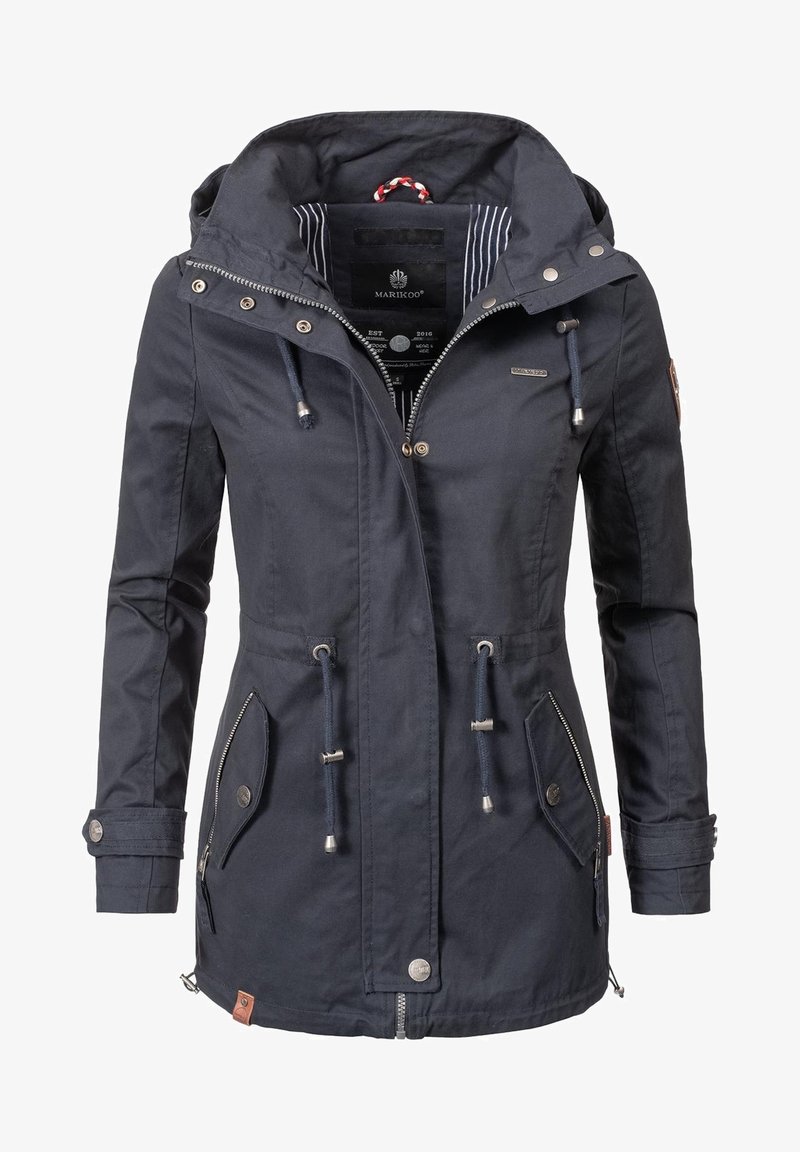 Granatowa wodoodporna kurtka z kapturem, przednim zamkiem na suwak, sznurkiem w talii i bocznymi kieszeniami. Wyposażona w paskowany wewnętrzny podszewkę i metalowe elementy ozdobne.