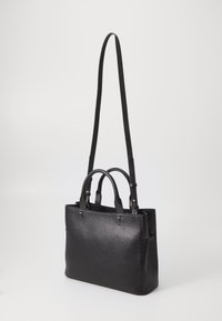 Musta nahkainen käsilaukku, jossa on kaksi lyhyttä kahvaa ja pitkä säädettävä olkahihna. Sileä pinta ja jämäkkä suorakulmainen muoto.