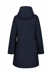 Marineblauwe waterdichte jas met capuchon, voorzien van een verhoogd logo op de achterkant, lange mouwen en een rechte snit. Gladde, matte textuur.