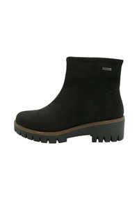 Bota negra impermeable hasta el tobillo con suela gruesa de tacos y tacón bajo tipo bloque, con una parte superior lisa y una pequeña etiqueta metálica impermeable.