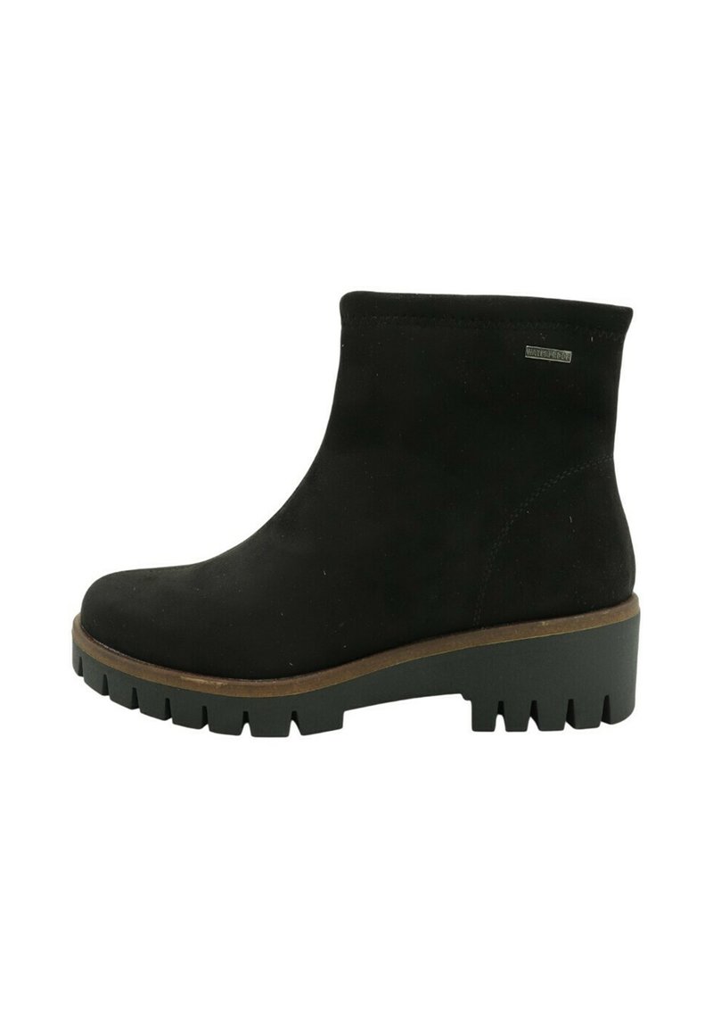 Bota negra impermeable hasta el tobillo con suela gruesa de tacos y tacón bajo tipo bloque, con una parte superior lisa y una pequeña etiqueta metálica impermeable.