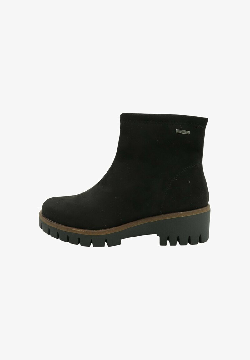 Bota negra impermeable hasta el tobillo con suela gruesa de tacos y tacón bajo tipo bloque, con una parte superior lisa y una pequeña etiqueta metálica impermeable.