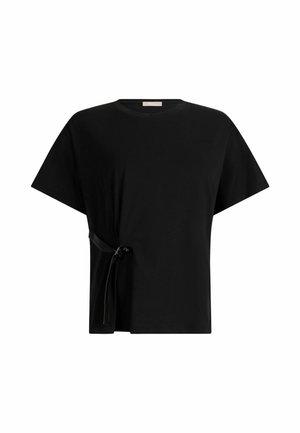T-shirt nera in cotone con maniche corte, caratterizzata da un dettaglio con nodo laterale. Design semplice e morbido con scollatura a girocollo.