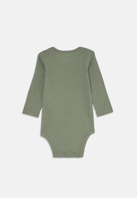 Langärmliger Baby-Body aus weicher, olivgrüner Baumwolle. Verfügt über einen runden Ausschnitt, eine enganliegende Passform und einen Druckknopfverschluss am Boden.