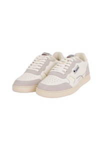 Un paio di sneakers basse bianche e beige con lacci, area delle punte perforata e patch con logo del marchio sul lato.