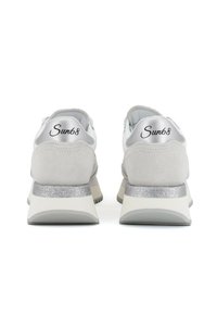 Sneaker grigie con tomaia in suede e mesh, dettagli argentati, suole bianche spesse e marchio "Sun68" sui talloni. Dettagli testurizzati sul retro visibili.