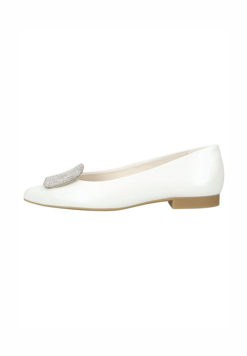 Zapato plano tipo bailarina de cuero blanco con punta redondeada, tacón plano y un adorno plateado decorativo en la pala. Textura lisa y diseño minimalista.