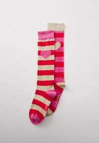 Gestreifte Socken in Rot, Pink und Beige; eine davon hat ein Herzmuster. Weicher Stoff, knielanges Design mit kontrastierenden Farben und gerippten Bündchen.