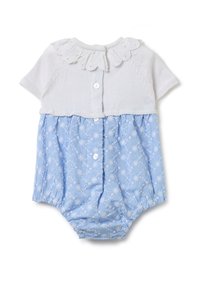 Cuerpo de punto blanco con cuello en forma de concha, mangas cortas; parte inferior de patrón floral azul con piernas elásticas y cierres de botón.