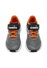 Scarpe da ginnastica grigie con lacci e dettagli arancioni, tomaia in mesh, fascia nera con logo bianco e suola in gomma bianca.