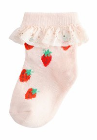 Ljust rosa strumpor med en volangkant av spets, med utspridda röda jordgubbar och gröna blad. Stickad struktur och elastiskt material.