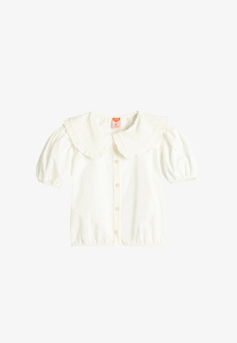 Biała bluzka z krótkim rękawem, z dużym falbaniastym kołnierzem, guzikiem z przodu i marszczonymi rękawami. Wykonana z lekkiego materiału z subtelnymi detalami tekstury.