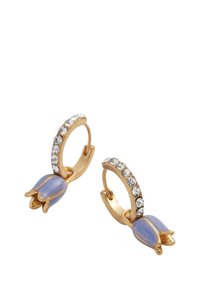 Goldene Creolen mit blauen Emaille-Tulpenmotiven und klaren Kristallakzenten entlang des Ohrrings, die mit einem polierten Finish und einer floralen Form überzeugen.